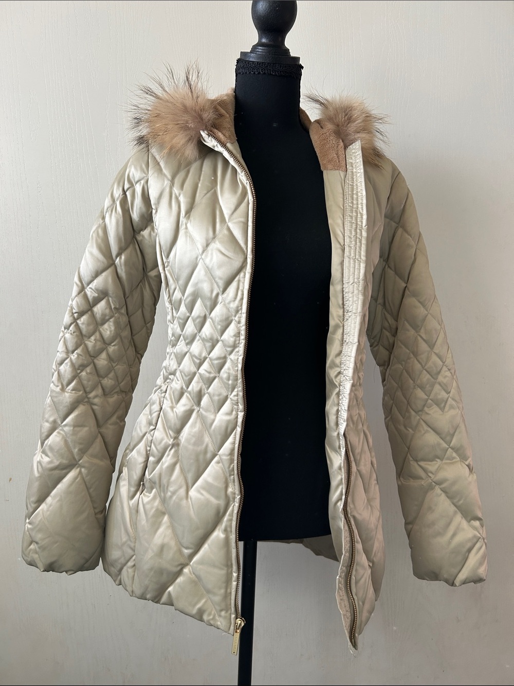 Laundry By Shelli Segal Cream Quilted Puffer Jacket with Faux Fur Trim